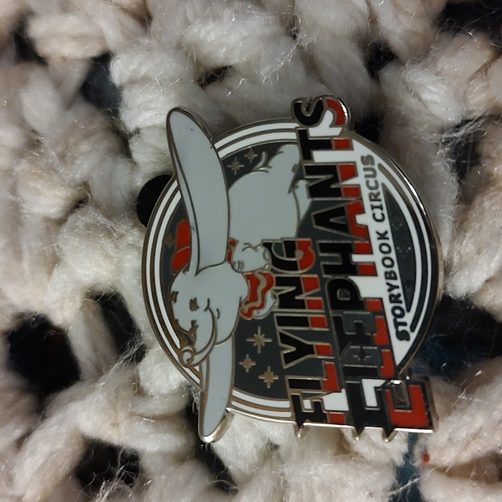 ⭐ 5/$15 Flying elephants Disney trading pin